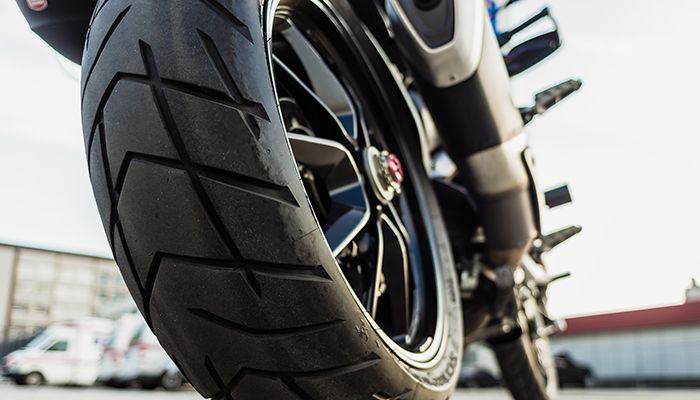 ¿Cómo afecta el calor de verano a los neumáticos de tu moto?