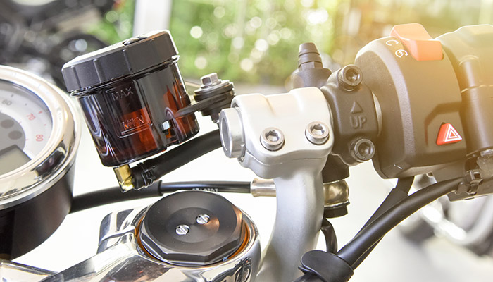 ¿Sabés cuándo cambiar el líquido de frenos de tu moto?