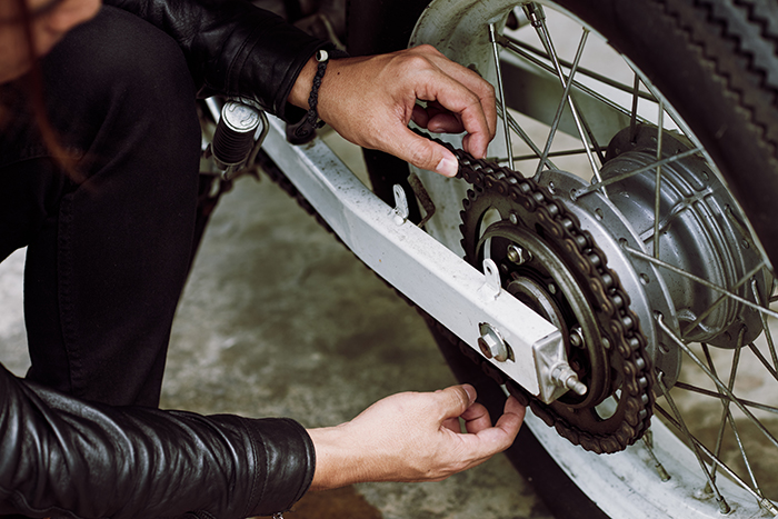 ¿Cómo hacerle mantenimiento a la cadena de moto?