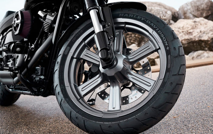 ¿Se pueden bajar o subir las presiones de las ruedas en moto?