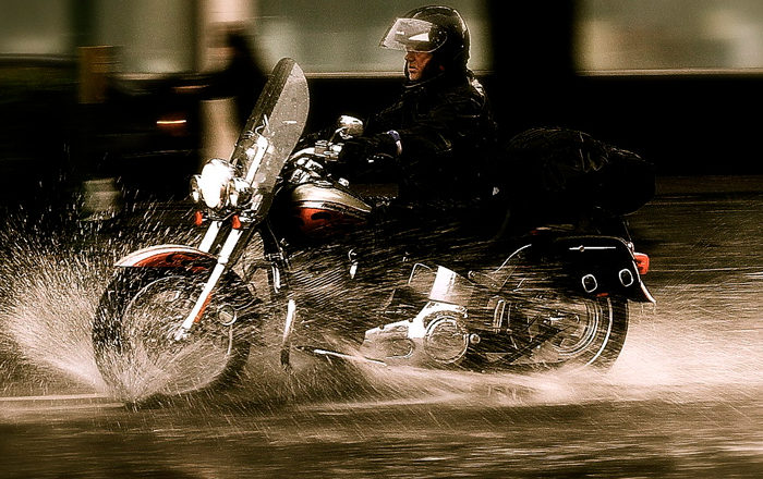 Moto y lluvia: Consejos para no mojarse