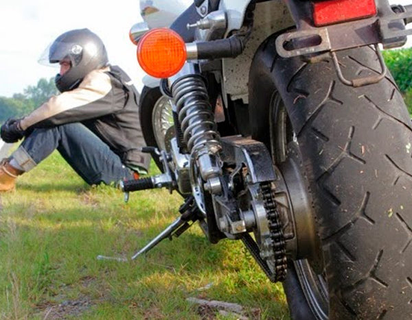 ¿Qué hacer si se pincha una rueda de tu moto?