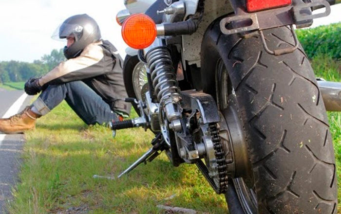 ¿Qué hacer si se pincha una rueda de tu moto?
