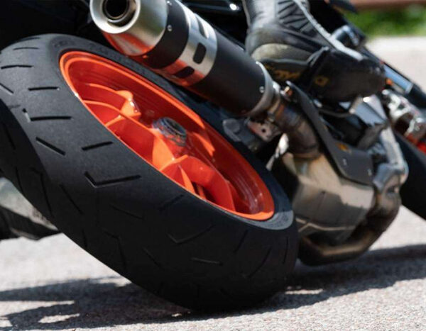 Descubrí las razones del éxito de los neumáticos de moto Sport-turismo